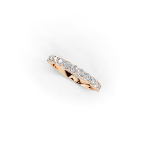0.5ctのピンクゴールドカラーのハーフエタニティリング。0.3ctから1.0ctまでご用意しております。斜めから撮影。