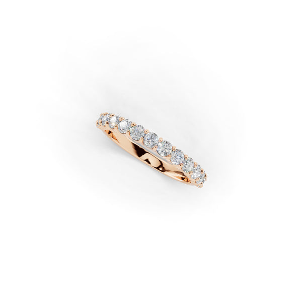 0.5ctのピンクゴールドカラーのハーフエタニティリング。0.3ctから1.0ctまでご用意しております。斜めから撮影。