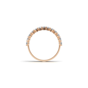 0.5ctのピンクゴールドカラーのハーフエタニティリング。0.3ctから1.0ctまでご用意しております。真横から撮影。