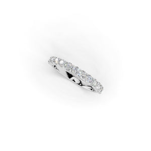 0.5ctのホワイトゴールドカラーのハーフエタニティリング。0.3ctから1.0ctまでご用意しております。斜めから撮影。