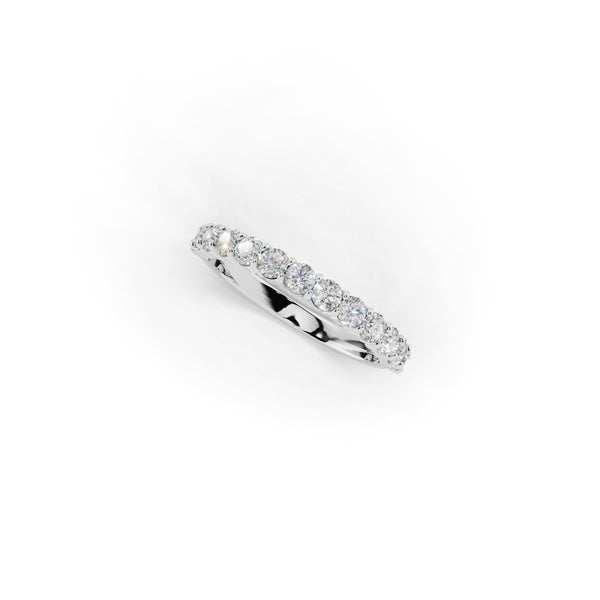 0.5ctのホワイトゴールドカラーのハーフエタニティリング。0.3ctから1.0ctまでご用意しております。斜めから撮影。