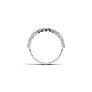 0.5ctのホワイトゴールドカラーのハーフエタニティリング。0.3ctから1.0ctまでご用意しております。真横から撮影。