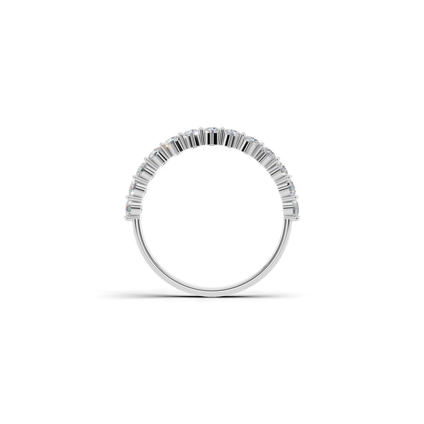 0.5ctのホワイトゴールドカラーのハーフエタニティリング。0.3ctから1.0ctまでご用意しております。真横から撮影。