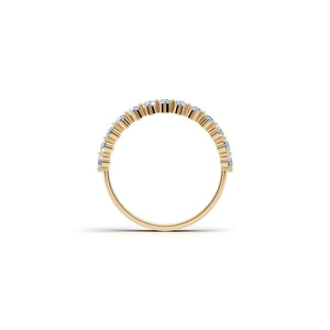 0.5ctのイエローゴールドカラーのハーフエタニティリング。0.3ctから1.0ctまでご用意しております。真横から撮影。