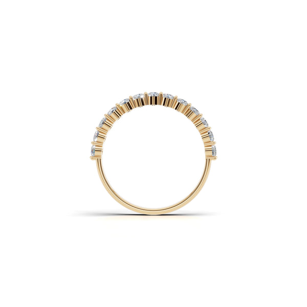 0.5ctのイエローゴールドカラーのハーフエタニティリング。0.3ctから1.0ctまでご用意しております。真横から撮影。