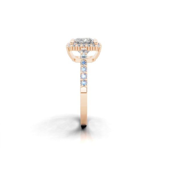 サイドから見たピンクゴールド・プラチナカラーのプリンセスカット ヘイロー ダイヤモンド リング、シルバー・K10・K18対応 ラボグロウンダイヤモンド使用