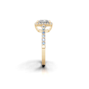 サイドから見たイエローゴールドカラーのプリンセスカット ヘイロー ダイヤモンド リング、シルバー・K10・K18対応 ラボグロウンダイヤモンド使用
