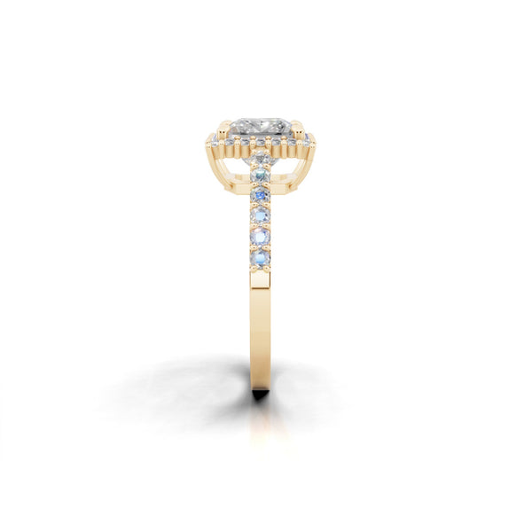 サイドから見たイエローゴールドカラーのプリンセスカット ヘイロー ダイヤモンド リング、シルバー・K10・K18対応 ラボグロウンダイヤモンド使用