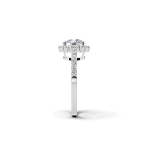 サイドから見たホワイトゴールド・プラチナカラーのラウンド ヘイロー ダイヤモンド リング、シルバー・K10・K18対応 ラボグロウンダイヤモンド使用