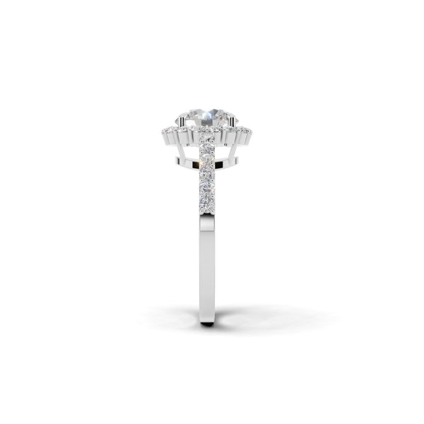 サイドから見たホワイトゴールド・プラチナカラーのラウンド ヘイロー ダイヤモンド リング、シルバー・K10・K18対応 ラボグロウンダイヤモンド使用