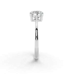 サイドから見たホワイトゴールド・プラチナカラーのラウンド ソリティア ダイヤモンド リング、シルバー・K10・K18対応 ラボグロウンダイヤモンド使用